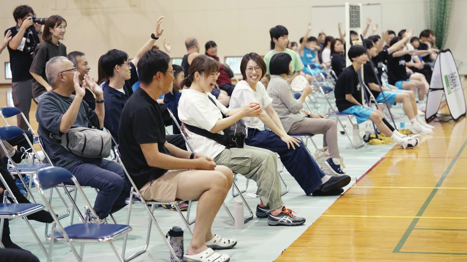 試合を見守る観客