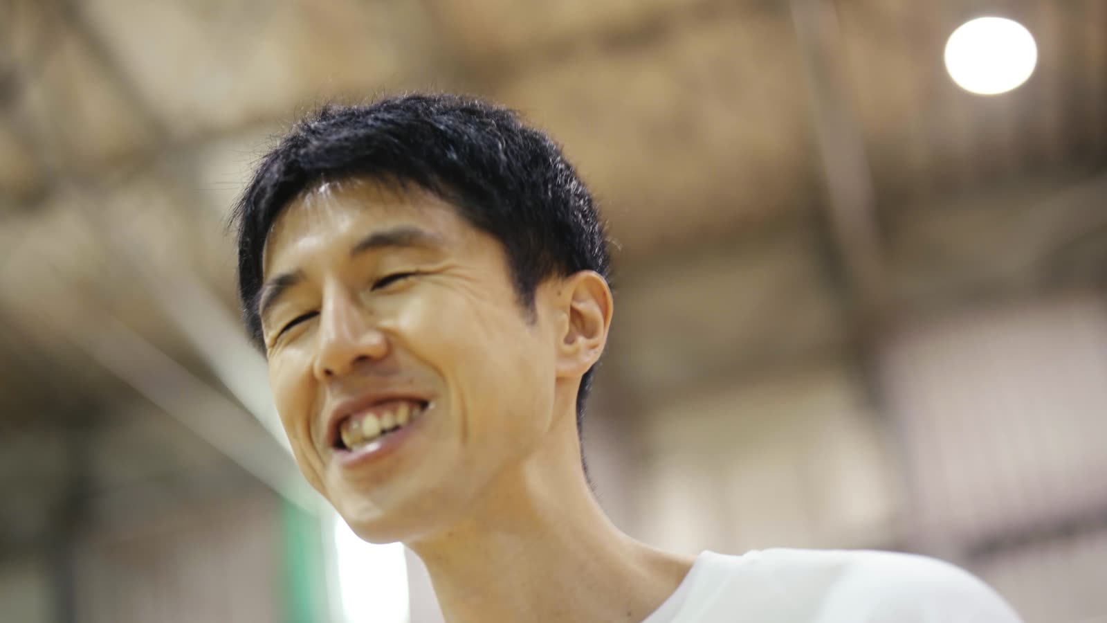 笑顔で語りかける指導者